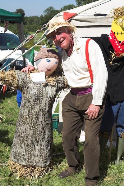 Victory - Two hot scarecrows.jpg - Love in The Cornfield